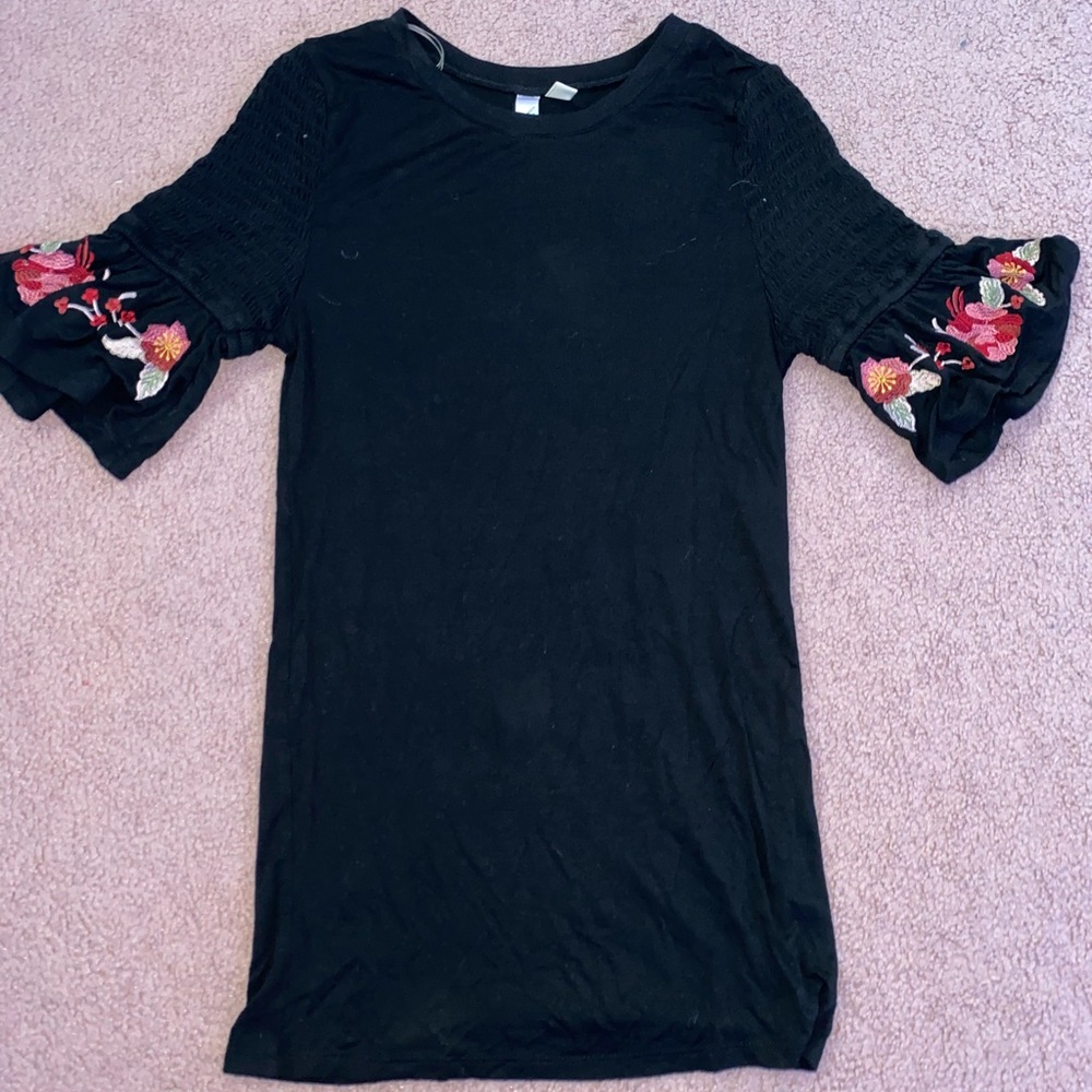 very cute blouse with floral pattern on sleeve